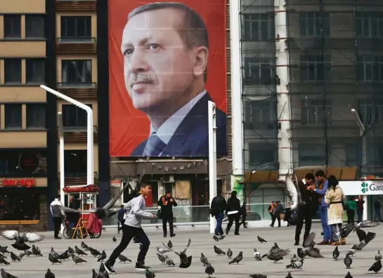  ??  ?? Una gigantogra­fia del presidente turco Recep Tayyip Erdogan, in piazza Taksim a Istanbul, il 10 marzo 2017.