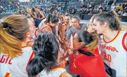  ??  ?? Las jugadoras de la Selección femenina de baloncesto hacen piña en un partido amistoso ante Francia el pasado noviembre.