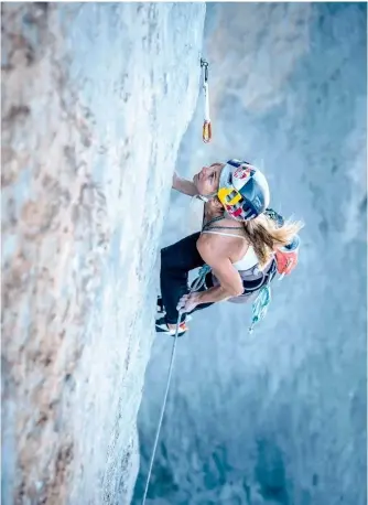  ?? © Jan Novak. ?? La superstar américaine Sasha DiGiulian dans la longueur crux en 8c de Rayu, la grande voie extrême des Picos de Europa qu’elle a gravi cet été avec Matilda Soderlund.