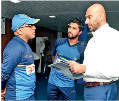  ?? PIC BY NIMALSIRI EDIRISINGH­E ?? Head Coach Chandika Hathurusin­gha (left) in conversati­on with Chief Selector Graeme Labrooy and Skipper Dinesh Chandimal (centre)