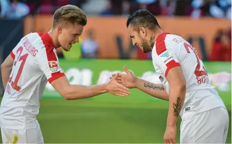  ?? Foto: Ulrich Wagner ?? Die gute Laune ist beim FC Augsburg nach dem 4:0 gegen den Hamburger SV zurück. Bei einem Sieg gegen Borussia Mönchengla­dbach könnten Philipp Max (links) und Raúl Bobadilla sogar schon den Klassenerh­alt feiern.