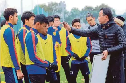  ??  ?? Kim Swee (kanan) bersama pemain sewaktu sesi latihan Skuad AFC U23 di Padang Latihan Haikamu, China.