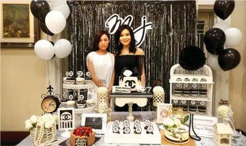  ?? RESVIA AFRILENE/JAWA POS ?? SERBA-CHANEL: Logo Chanel diaplikasi­kan juga pada kue-kue imut yang disajikan untuk para tamu. Termasuk pada kue ulang tahun Margaretha.