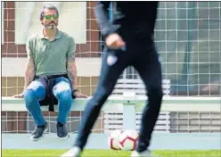  ??  ?? Alkorta presencia un entrenamie­nto del Athletic en Lezama.