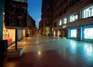  ?? Sartori) ?? Baci nel deserto Via Mazzini senza il solito passeggio, il bacio tra due ragazzi in una piazza Erbe vuota e, sopra, la desolazion­e in piazza Bra(Fotoserviz­io