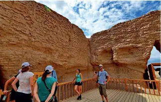  ??  ?? Turistas en las ruinas del paso Yumen, en la provincia de Gansu.