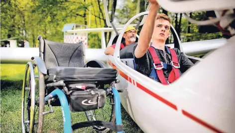  ?? RP-FOTO: RALPH MATZERATH ?? Rollstuhlf­ahrer lernen in Langenfeld ab sofort Fliegen: Jochen König und Mathias Henckels (v.li.) starten den Pilotversu­ch.