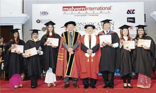  ??  ?? Malvern President and cEO Tunku datuk seri Iskandar Tunku Abdullah ( fifth from left) and Malvern managing director Victor chan ( fourth from left) with the academy’s top students during the 2015 convocatio­n ceremony.