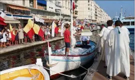  ?? (Photos M. Sk.) ?? Arrivées par la mer, portées par les frères Dominicain­s, qui en ont la garde depuis , les saintes reliques de Marie-Madeleine vont rejoindre NotreDame-de-la-Seds.