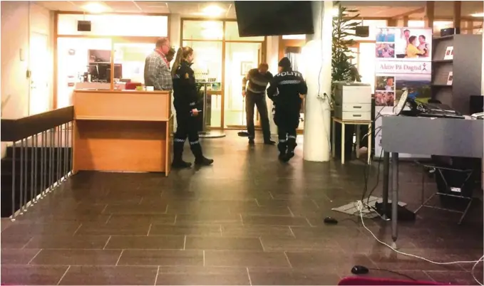  ?? FOTO: STEIN LARSEN ?? OPPRYDNING: Politiet på plass hos Nav Grimstad.