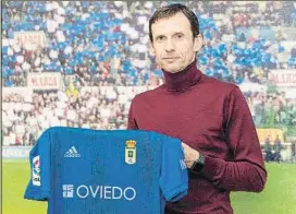  ?? FOTO: OVIEDO ?? Nueva etapa Kuko Ziganda posa con la camiseta del Oviedo