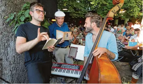  ?? Foto: Michael Hochgemuth ?? Mit Musik und Literatur durch den Sommeraben­d: Die Literatur im Biergarten mit (von links) Tom Jahn (Klavier), Dirk Heißerer und René Haderer (Bass). Es ging um Brecht und Wedekind und um Jack the Ripper und Mackie Messer.