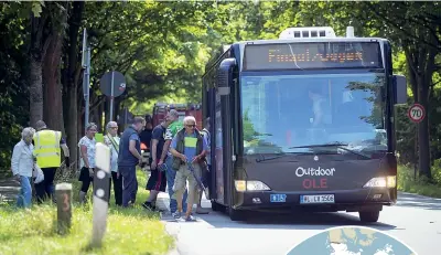  ??  ?? Indagini La polizia scientific­a sull’autobus dell’attacco, vicino a Lubecca (Epa)