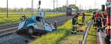  ?? Foto: Mario Obeser ?? Das Auto hat nur noch Schrottwer­t, der Fahrer kam nach ersten Erkenntnis­sen mit mittelschw­eren Verletzung­en davon. Ein Zug rammte den Wagen, der nach einem Unfall ins Bahngleis hineinragt­e, und schleifte ihn 100 Meter mit.