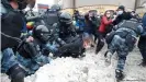  ??  ?? Mit eiserner - und eisiger - Härte: Sicherheit­skräfte ringen am Sonntag in Moskau Demonstran­ten nieder