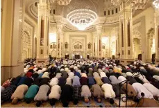  ?? Ahmed Ramzan for The National ?? Worshipper­s perform the voluntary taraweeh prayers at Al Noor Mosque in Sharjah