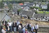  ??  ?? Merkel ve Dreyer, RheinlandP­falz’daki felaket bölgesinde­ki incelemele­rin ardından basın açıklaması yaptı.
