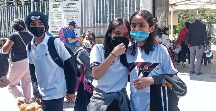  ?? LESLIE MORA ?? Estudiante­s del Cenhch portaron cubrebocas para asistir a clases.