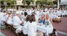  ??  ?? Feierlaune in Weiß: Die Bad Wörishofer Innenstadt wurde zum Laufsteg und Mega Biergarten für alle Fans weißer Kleidung.