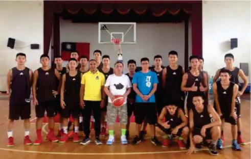  ??  ?? (at center) is seen here along with coach Arvin Martinez taking group picture with the Chinese-Taipei squad during their visit to Taiwan this year. (Supplied Photo)