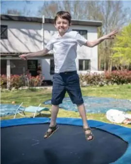  ?? FOTO PATRICK DE ROO ?? Louen leeft zich thuis uit op de trampoline. Twee weken geleden werd hij nog geopereerd aan een hersentumo­r.