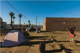  ?? ADRIANA ZEHBRAUSKA­S/THE NEW YORK TIMES ?? Authoritie­s started clearing this homeless encampment Wednesday in downtown Phoenix.