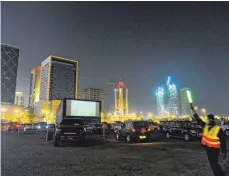  ?? FOTO: AFP ?? Public Viewing in Corona-Zeiten: Fußballfan­s schauen sich das Spiel des FC Bayern gegen Al Ahly Kairo an.