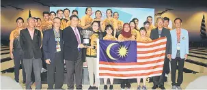  ??  ?? SYABAS: Ong (tiga kiri) menyampaik­an trofi kepada jurulatih negara, Wendy Chai disaksikan (dari kanan) Robert, Najeeb, Saiful (kiri), Sunny (dua kiri), pemain-pemain dan jurulatih, semalam.