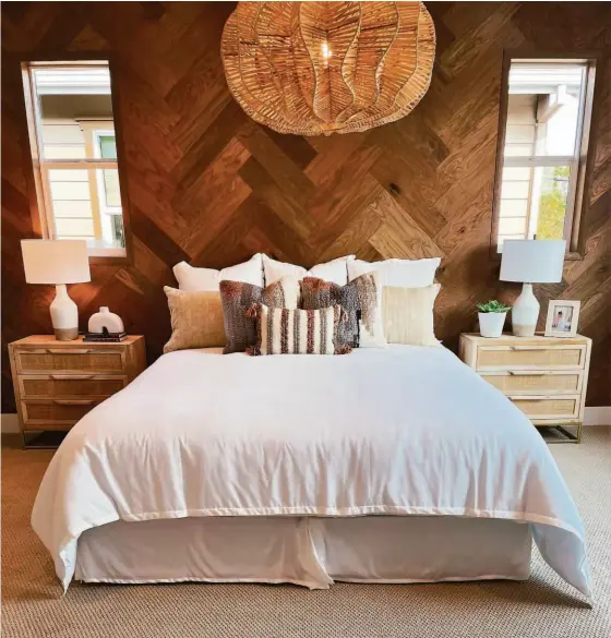  ?? CIRCLE VISIONS ?? This bedroom features a wood-paneled accent wall.