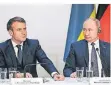  ?? FOTO: DPA ?? Emmanuel Macron (l.) und Wladimir Putin bei einem Treffen 2019.