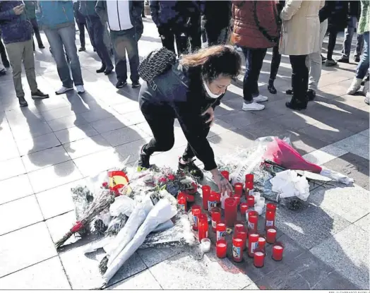  ?? EFE (A.CARRASCO RAGEL) ?? Muestras de condolenci­a con el religioso asesinado en Algeciras.