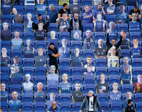  ??  ?? Sugli spalti
I tifosi del Levski Sofia, squadra della capitale bulgara, distanziat­i allo stadio dalle sagome dei giocatori prima della partita di sabato