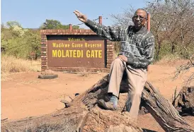  ?? /Freddy Mavundla ?? Hopeless situation: Kwadi Makgophe, vice-chair of the Barokologa­di Communal Property Associatio­n, at the Madikwe Game Reserve in the North West. Below: The last intact grave.