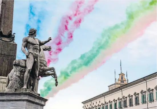  ?? ALESSA  R      E    E E ?? Estela de les esquadrill­es d’exhibició d’Itàlia i França divendres sobre el palau del Quirinal després de la firma del tractat conjunt