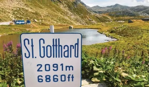  ?? Fotos: Doris Wegner ?? Dieses Schild zeigt Passanten auf dem Gotthard‰Pass, wie viele Meter über dem Meeresspie­gel sie sich gerade befinden.