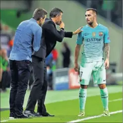  ??  ?? EN LA BANDA. Luis Enrique da instruccio­nes a Paco Alcácer.