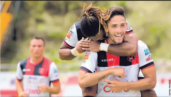  ??  ?? Jonathan Moya carga a Jonathan McDonald mientras celebra una de sus dos anotacione­s. El exsaprissi­sta debutó ayer como goleador manudo.