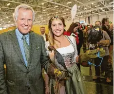  ??  ?? Auch der Präsident des Bayerische­n Jagdverban­ds, Jürgen Vocke, und die neue Jagd königin, Lisa Müller, schlendern über die Messe.