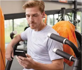  ?? ?? Hombre entrenando en un gimnasio Basic-Fit.