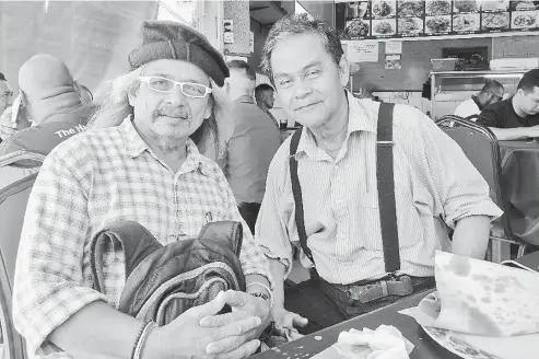  ??  ?? TOKOH: Bersama Nandra Hitong pelakon teater Sabah.