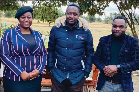  ??  ?? Sulumani Chimbetu (centre) poses for a photo with Harare West MP Joanah Mamombe (MDC Alliance) and recalled MDC Alliance Mabelreign councillor Denford Ngadziore (right)