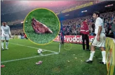  ??  ?? Imagen del famoso cochinillo lanzado a Figo en el Clásico de 2002.