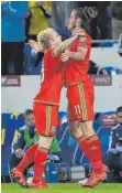  ?? FOTO: AFP ?? Ungleiches Jubel-Duo: Gareth Bale (rechts) feiert mit Teamkolleg­e Jonathan Williams.