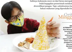  ?? PUGUH SUJIATMIKO/JAWA POS ?? BAHAN ALTERNATIF: Rafi Ayra Wisanggeni, seorang pelajar di Sidoarjo, sedang plating nasi jagung. Jagung salah satu bahan makanan pengganti beras yang banyak diproduksi di Indonesia. Cerita Minggu