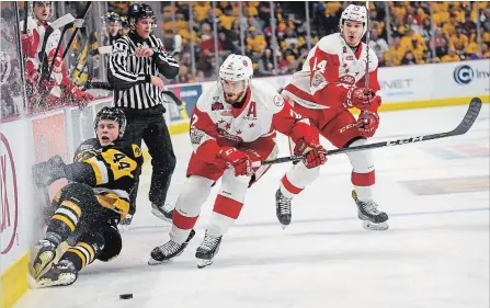  ?? GARY YOKOYAMA THE HAMILTON SPECTATOR ?? Hamilton Bulldogs’ Mackenzie Entwistle gets hammered into the boards by Soo Greyhounds’ Noah Carroll in Game 4 OHL final action Wednesday.