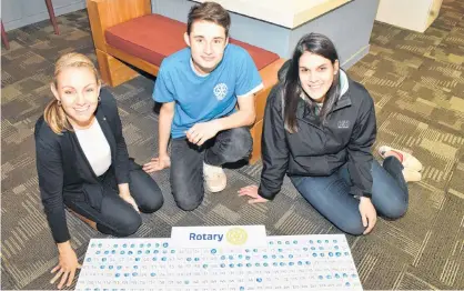  ?? ALISON JENKINS/JOURNAL PIONEER ?? Angie Arsenault, left, Declan Rockwell and Chelsea Moulins are working together to sell squares on Declan’s board.