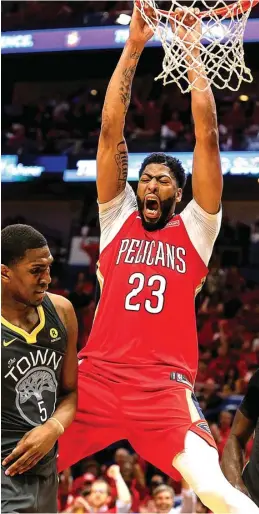  ?? DERICK E. HINGLE/USA TODAY SPORTS VIA REUTERS ?? DOMINAN: Superstar New Orleans Pelicans Anthony Davis tampil ganas, menjadi bintang kemenangan timnya atas Golden State Warriors, pada game ketiga semifinal wilayah barat di Smoothie King Center, New Orleans, kemarin.