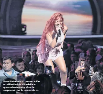  ?? EFE ?? Karol G durante su presentaci­ón en el Festival de Viña del Mar, que vuelve tras dos años de suspensión por la pandemia./