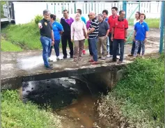  ??  ?? Dr Annuar (left) points to the section of the drains in Kampung Nangka to be improved. He is accompanie­d by Rogayah (fourth left) and Abdul Rahman (on Rogayah’s left).