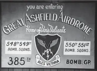  ?? USAF ?? Ce panneau se trouvait à l’entrée de la base de Great Ashfield, fief du 385th BG. Le terme Van’s Valiants est le surnom de l’unité et fait référence au premier commandant de l’unité, le colonel Elliot Vandevante­r.(3) Un système de radionavig­ation ayant permis d’améliorer la navigation ainsi que la précision des bombardeme­nts.